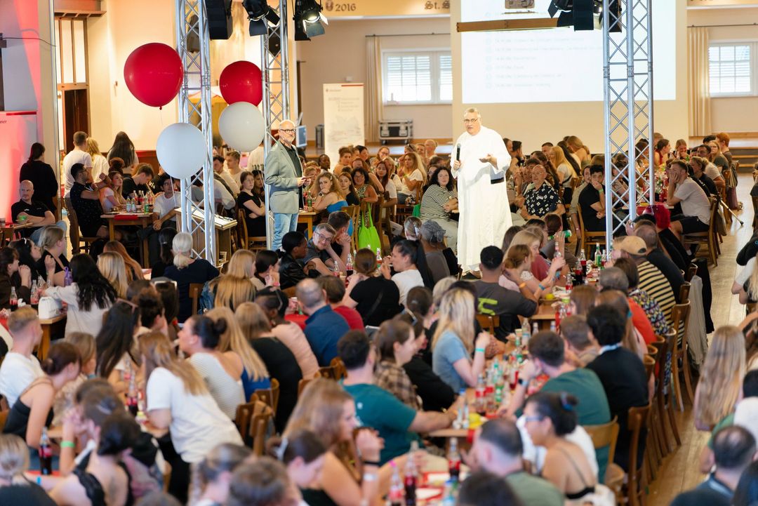 400 Pflege-Auszubildende im zweiten Lehrjahr aus der Alexianer Gruppe kamen im Hochsauerland zusammen. Bruder Bernhard Maria und Moderator Michael Bührke präsentierten das Unternehmen. 